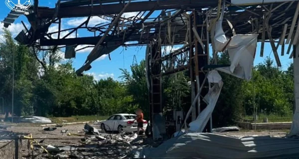 Росіяни двічі вдарили по АЗС у Дергачах на Харківщині, є поранені