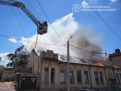 Росіяни вдарили по Запоріжжю - є поранені, пошкоджено будівлі та авто