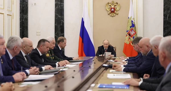 Путін вперше за пів року провів нараду у неділю та визнав черги на заправках