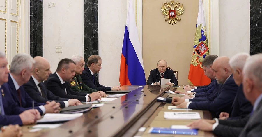 Путин впервые за полгода провел совещание в воскресенье и признал очереди на заправках