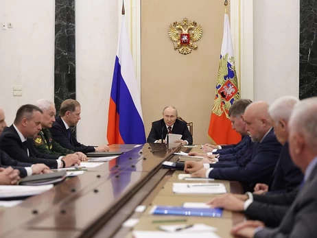 Путин впервые за полгода провел совещание в воскресенье и признал очереди на заправках