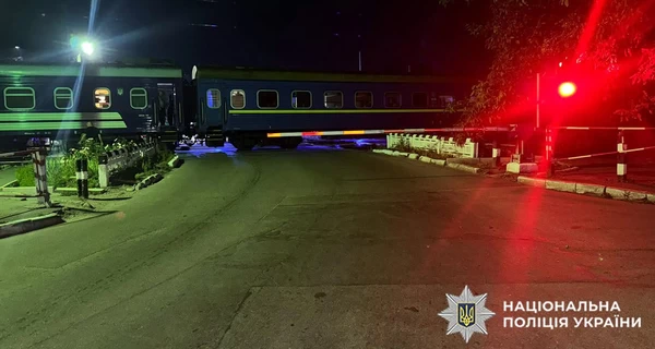 У Хмельницькому зіткнулися пасажирський потяг та автомобіль - є загиблі та постраждалі