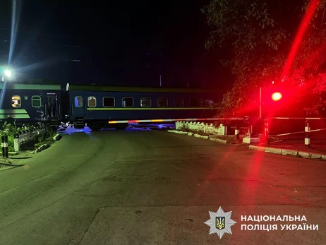 У Хмельницькому зіткнулися пасажирський потяг та автомобіль - є загиблі та постраждалі