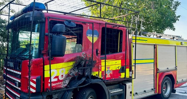 В Никополе спасатели дважды оказались под обстрелом во время тушения пожара после удара РФ