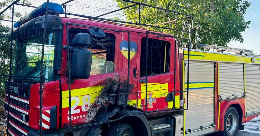 В Никополе спасатели дважды оказались под обстрелом во время тушения пожара после удара РФ