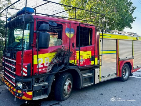 У Нікополі рятувальники двічі опинились під обстрілом під час гасіння пожежі після удару РФ