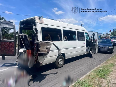 В Запорожье россияне ударили дроном по маршрутке – есть погибшие и раненые