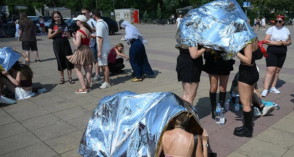 Мел на окнах, лед в мисках и паруса на улицах: как Европа спасается от жары