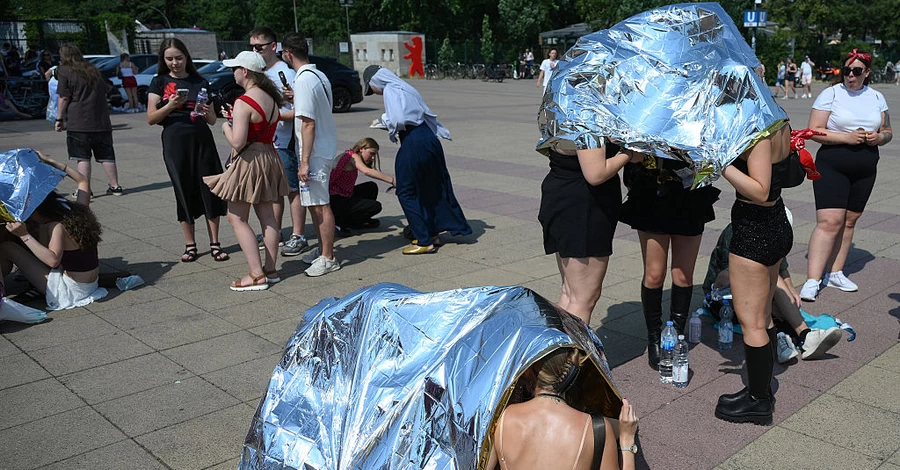 Мел на окнах, лед в мисках и паруса на улицах: как Европа спасается от жары
