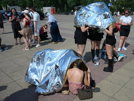 Крейда на вікнах, лід у мисках та вітрила на вулицях: як Європа рятується від спеки