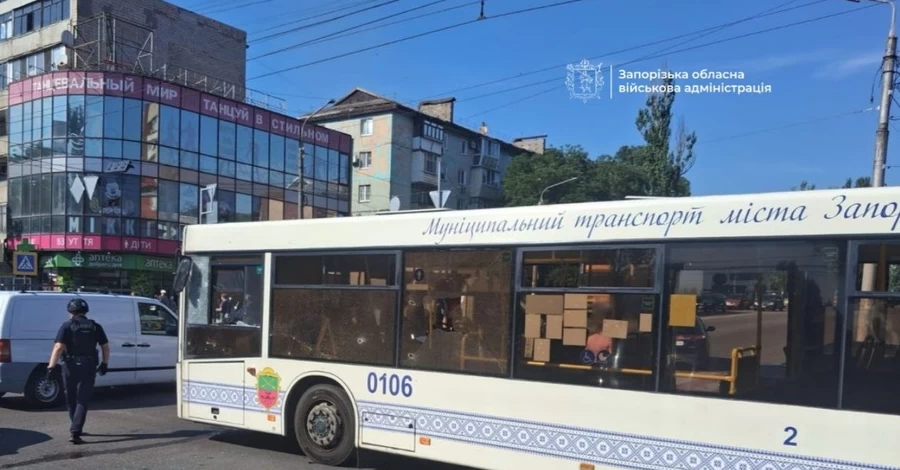 Войска РФ атаковали гражданский автобус в Запорожье - минимум 7 раненых