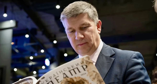 Экс-главу Минкульта, разрешавшего выезд 