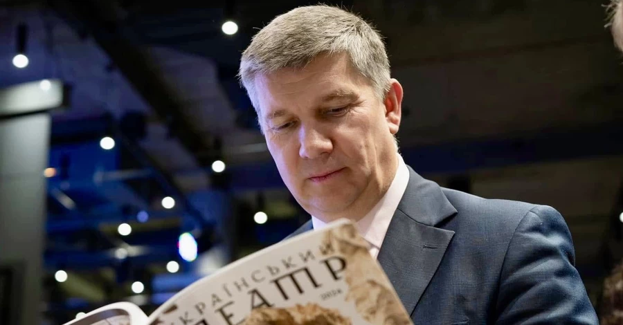 Экс-главу Минкульта, разрешавшего выезд 