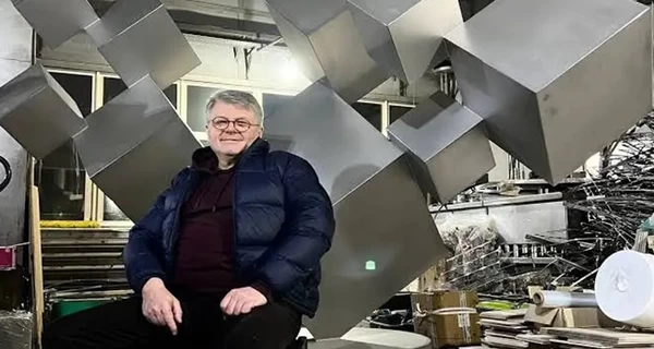 Известный скульптор Пинчук тайно сфотографировал в поезде пассажирку и выставил снимок в соцсетях