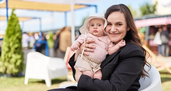 Віцепрем’єрка Бережна взяла піврічну доньку на конференцію у Польщу