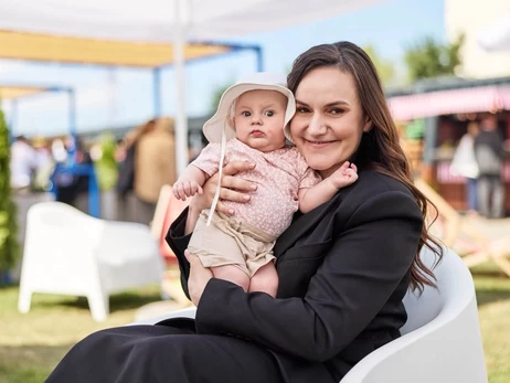 Віцепрем’єрка Бережна взяла піврічну доньку на конференцію у Польщу