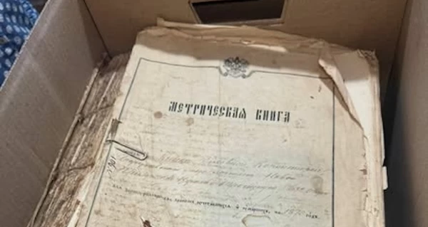 Історичний скарб у стіні: під час ремонту ДРАЦС у Бердичеві знайшли старовинні метричні книги 