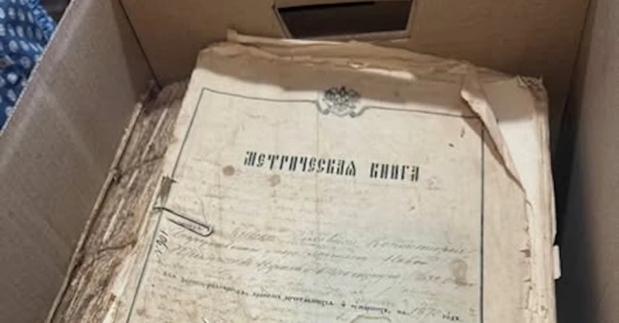 Историческое сокровище в стене: во время ремонта ГРАГС в Бердичеве нашли старинные метрические книги 