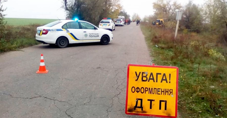 На Миколаївщині поліцейські авто врізалося у вантажівку - є загиблі та поранені