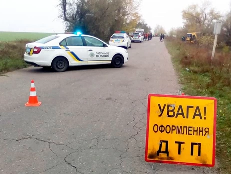 В Николаевской области полицейский автомобиль врезался в грузовик - есть погибшие и раненые