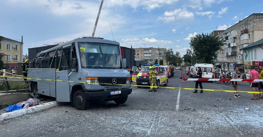 В Ровенской области столкнулись поезд и маршрутка: погибли четыре человека, 13 травмировались