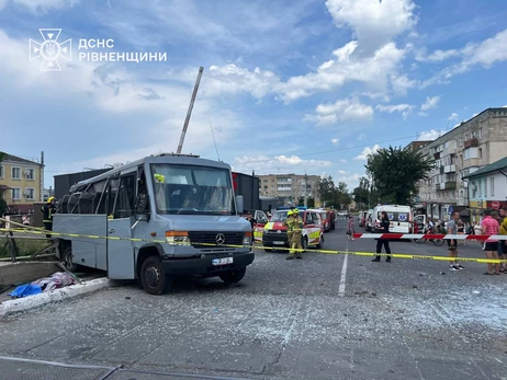 В Ровенской области столкнулись поезд и маршрутка: погибли четыре человека, 13 травмировались
