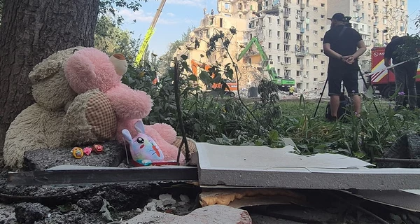 Киевляне несут игрушки к многоэтажке на Дарнице, которую разрушили ракеты РФ