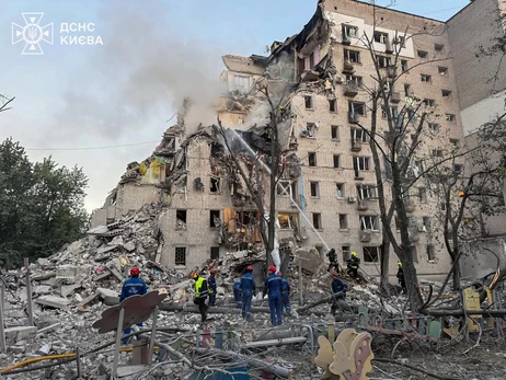 На Дарниці у Києві зруйнована дев'ятиповерхівка: є загиблі та шукають людей під завалами