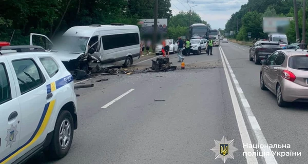 На Прикарпатье рейсовый микроавтобус попал в ДТП - 15 пострадавших, среди них есть дети