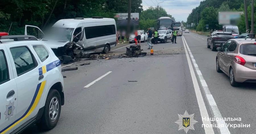 На Прикарпатье рейсовый микроавтобус попал в ДТП - 15 пострадавших, среди них есть дети