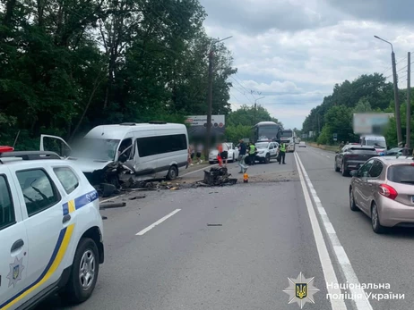 На Прикарпатті рейсовий мікроавтобус потрапив у ДТП - 15 постраждалих, серед них діти