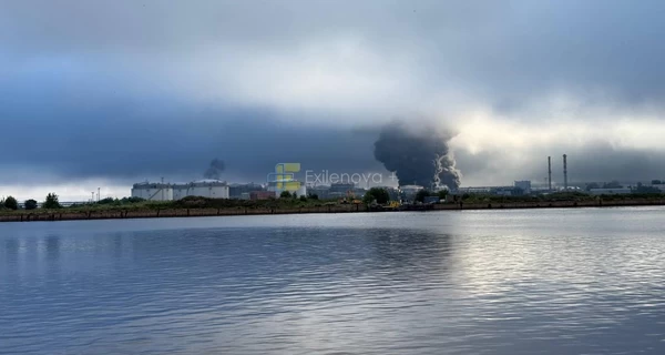 В российском Санкт-Петербурге прогремела серия взрывов - горит нефтяной терминал