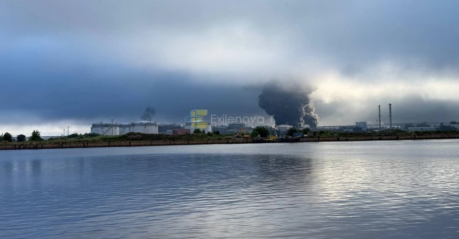 В российском Санкт-Петербурге прогремела серия взрывов - горит нефтяной терминал