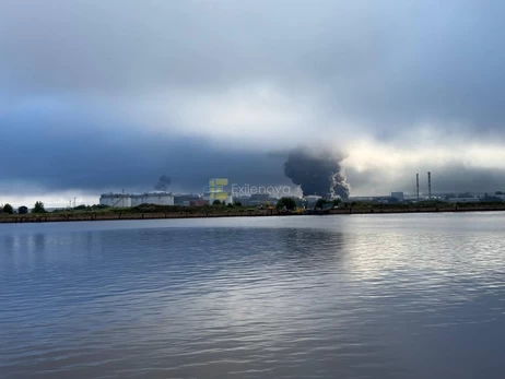 В российском Санкт-Петербурге прогремела серия взрывов - горит нефтяной терминал