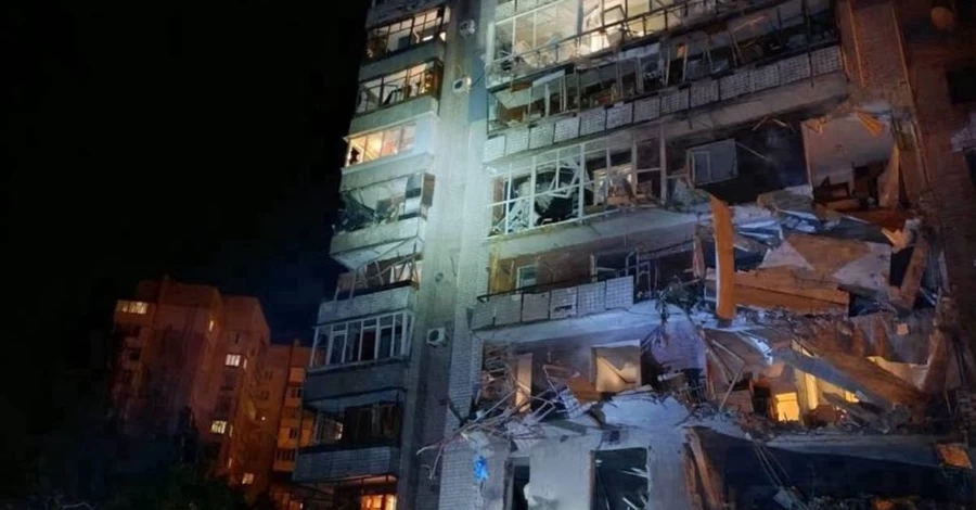 В Запорожье россияне ударили по многоэтажке, а в Харькове - по АЗС