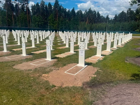Поховання на Національному військовому кладовищі привели до ладу після дощів (оновлено)