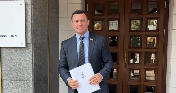 Тищенко принес в зал суда сало и чеснок и заявил, что не планирует вносить залог