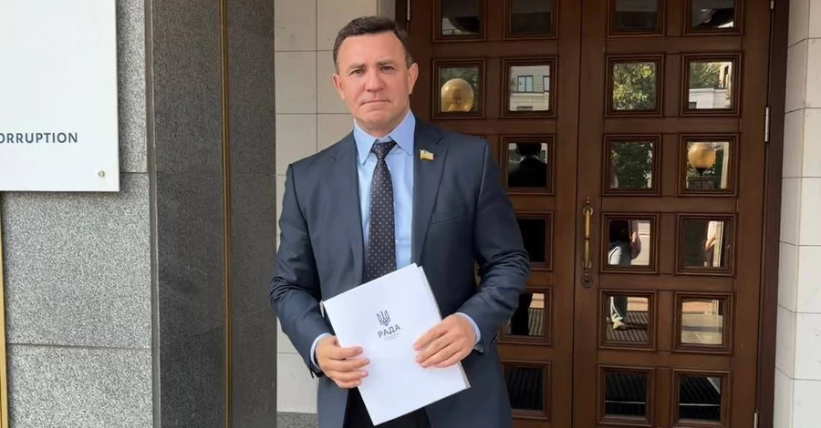 Тищенко принес в зал суда сало и чеснок и заявил, что не планирует вносить залог