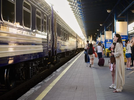 В Укрзалізниці попередили про затримку низки потягів через масовану атаку РФ