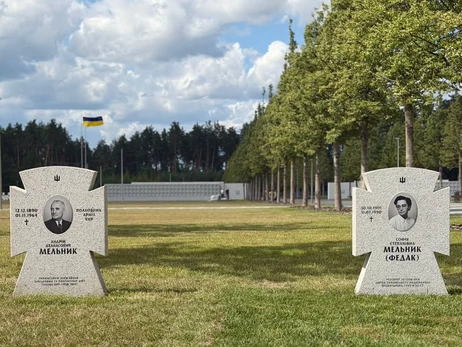 На могилі Софії Федак-Мельник під Києвом встановили повноцінний пам'ятник, як і в її чоловіка