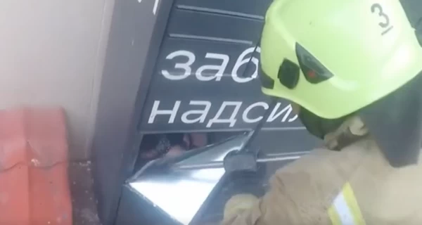 В Ровно девочка застряла в ячейке почтомата – ее освободили спасатели