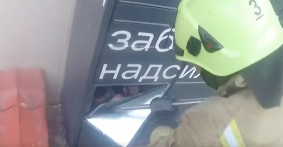 В Ровно девочка застряла в ячейке почтомата – ее освободили спасатели