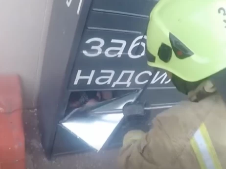 В Ровно девочка застряла в ячейке почтомата – ее освободили спасатели
