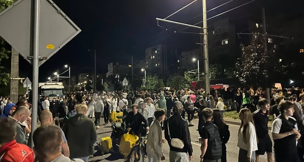 Буданов, Міноборони, Садовий засудили події у Львові, де люди перевернули автівку ТЦК