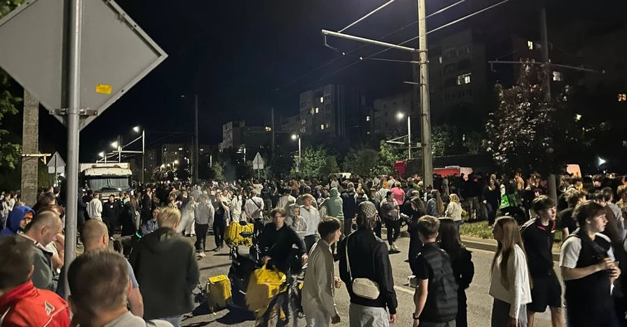 Буданов, Минобороны, Садовый осудили события во Львове, где люди перевернули машину ТЦК
