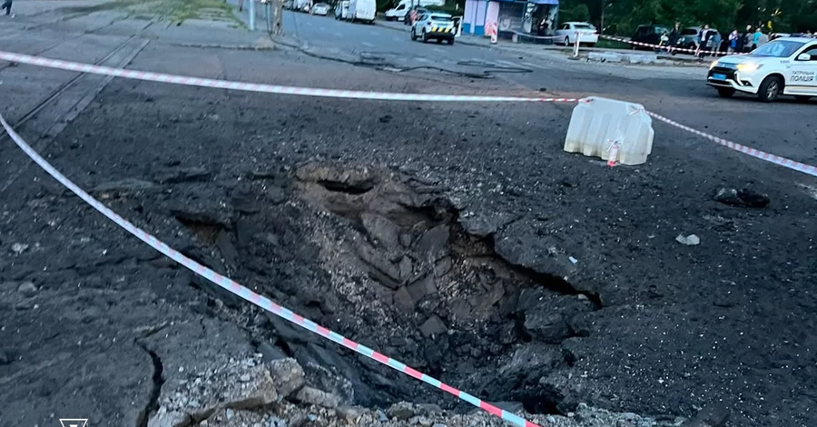 Россияне ударили по Киеву - в Дарницком районе появился огромный котлован, ранены 10 человек