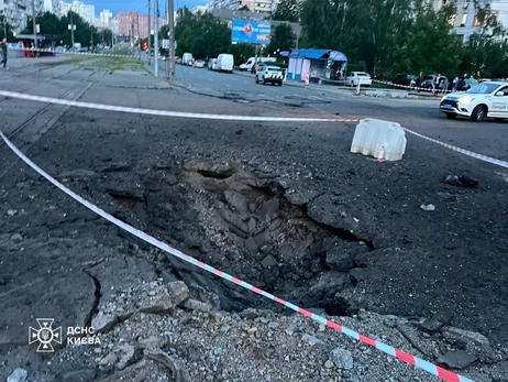 Россияне ударили по Киеву - в Дарницком районе появился огромный котлован, ранены 10 человек
