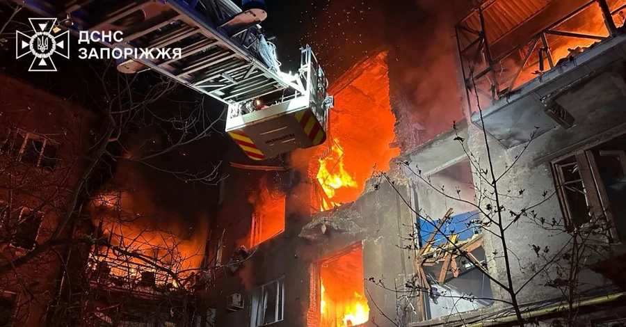 Российский дрон ударил по многоэтажке Запорожья – есть погибшие и пострадавшие