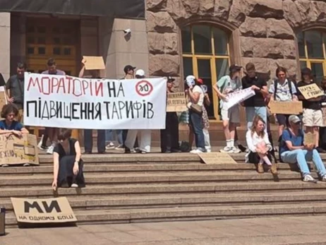 В Киеве под КГГА протестуют против повышения тарифов на проезд