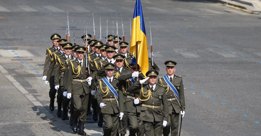 Украинские военные впервые приняли участие в параде ко Дню взятия Бастилии в Париже